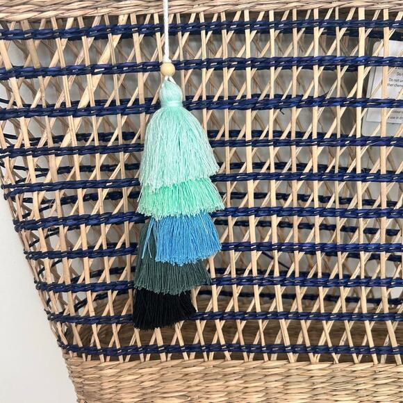 NWT Haute Hippe Straw Bag Tassels Women’s One Size Beachy Travel Boho Bohemian - Picture 2 of 7